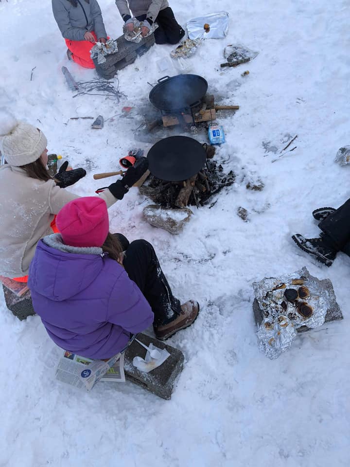 Read more about the article I dag var det kjekt på uteskulen!  Kokkane i sjette klasse diska opp med deilige