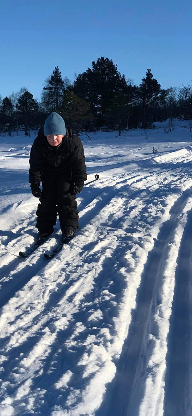 Read more about the article 1.-.5 trinn sklir inn i helga på suuuupre skispor 🤩😁🤩 GOD HELG! 😎🌞❄️⛄
