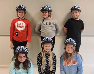 Read more about the article Heldige 3. klassingar som har fått superfine sykkelhjelmar med Gjensidige! Tusen